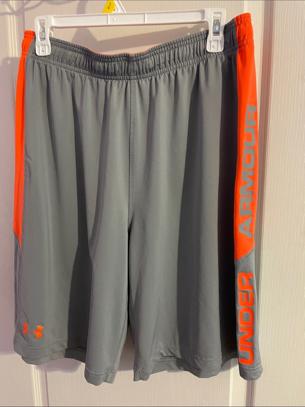 Men’s Under Armour Gray with Orange Side-Panel Men's Shorts - Size L